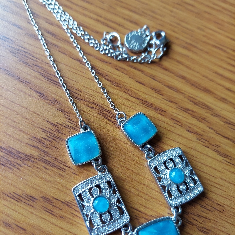 Liz Claiborne Silvertone Necklace w/Blue-ish Faux Stones and Faux Diamonds. - Picture 13 of 16